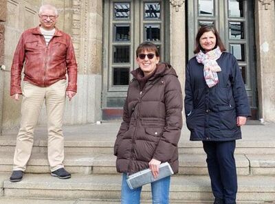 Roland Hartmann, Daniela Rothschuh und Christa Stopp vor Q26